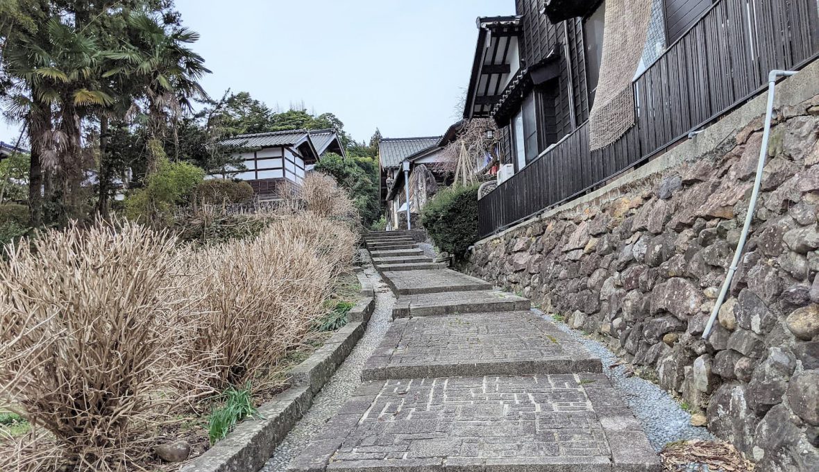 【穴水町】寺院や神社を繋ぐ石畳の散策コース「さとりの道」