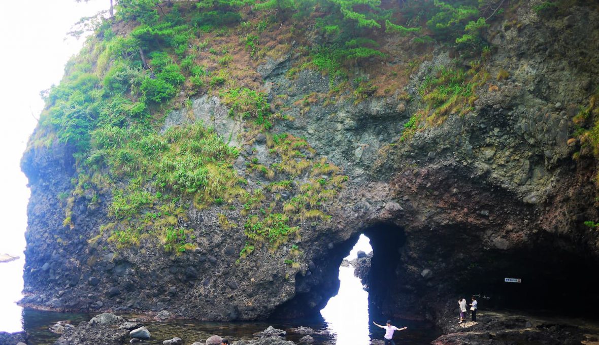 【志賀町】荒波で作られた天然の洞窟「巌門」